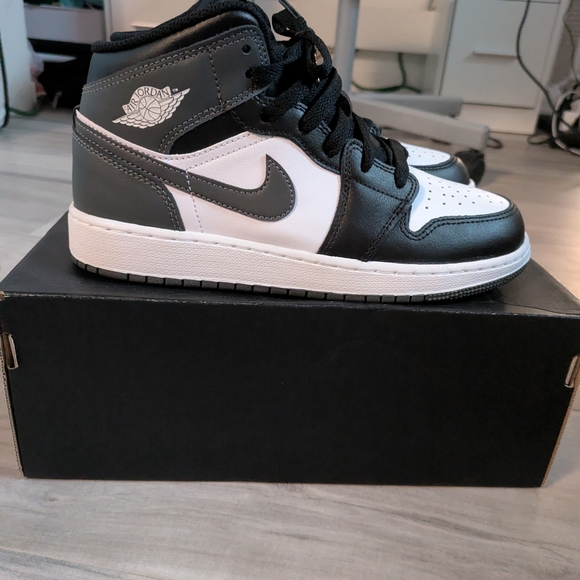 Nike Youth Black and White Jordan 1 Retro High OG - Picture 5 of 7